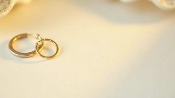 Toutes les facettes de la boucle d'oreille doré : incontournables, styles et conseils morphologie